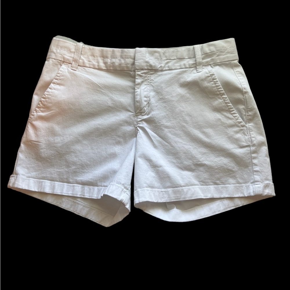 Calvin Klein Jeans 4 pockets, white shorts. Size 6, front rise 9.5” Inseam 4.5”